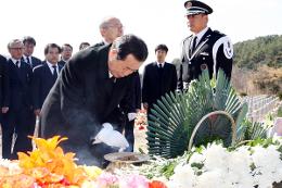 첨부 이미지: 20110325 천안함1주기 현충원 참배2