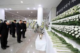 첨부 이미지: 20241231 제주항공 여객기 사고희생자 합동분향소 조문2