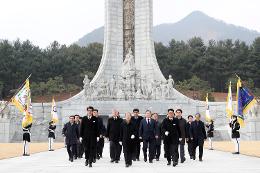 첨부 이미지: 20240102 신년 현충원 참배1