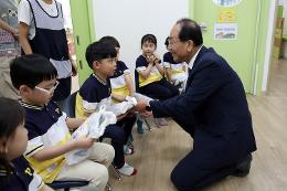 첨부 이미지: 20240503 어린이집 어린이날 기념석물 증정3