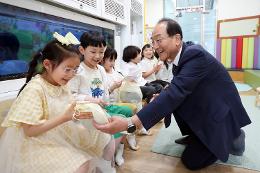 첨부 이미지: 20240503 어린이집 어린이날 기념석물 증정6