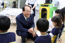 첨부 이미지: 20240503 어린이집 어린이날 기념석물 증정4