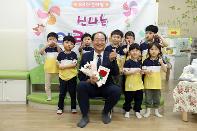 어린이날 맞이 일과 가정이 양립하는 행복한 일터.. KR 어린이집 선물 증정