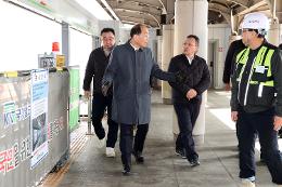 첨부 이미지: 20260212 서해선 대곡역 전동식 게이트 설치 현장점검6