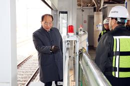 첨부 이미지: 20260212 서해선 대곡역 전동식 게이트 설치 현장점검3